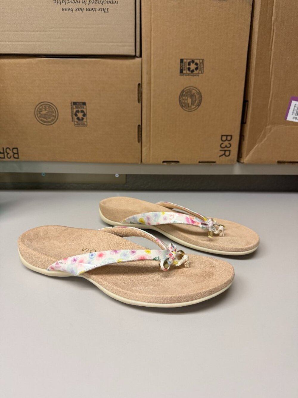 Vionic Bella Sandals - Cream with multicolored flowers - size 9.5